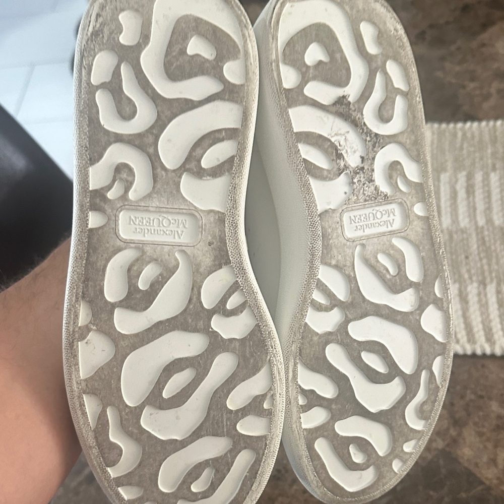 Alexander Mcqueen mens leather sneakers with Stud Details - Picture 10 of 10